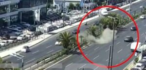 Read more about the article Video με το τροχαίο στη Λεωφόρο Συγγρού – Πολλαπλές φορές αναποδογύρισε το ΙΧ