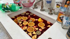 Read more about the article Tik Tok και Sink Drinks: Μία νέα τάση μέσω του TikTok που ονομάζεται Sink Drinks έχει προκαλέσει αντιδράσεις