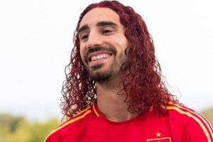 Read more about the article Ο Μαρκ Κουκουρέγια το είπε και το έκανε! Έβαψε τη χαρακτηριστική κόμη του κόκκινη!