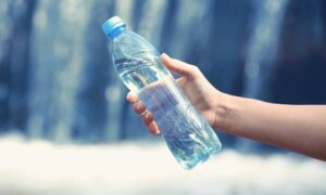 Read more about the article Κίνδυνοι για την υγεία η χρήση πλαστικών μπουκαλιών νερού.
