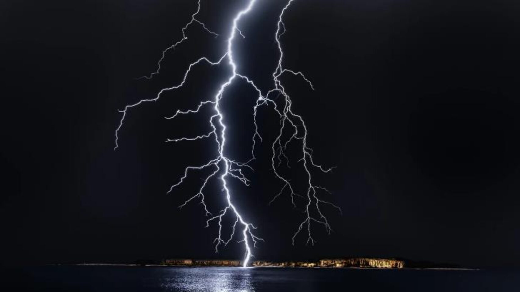 Read more about the article Έκτακτο δελτίο της ΕΜΥ για κακοκαιρία 48 ωρών που έρχεται – Προειδοποίηση για κεραυνούς στην Αττική