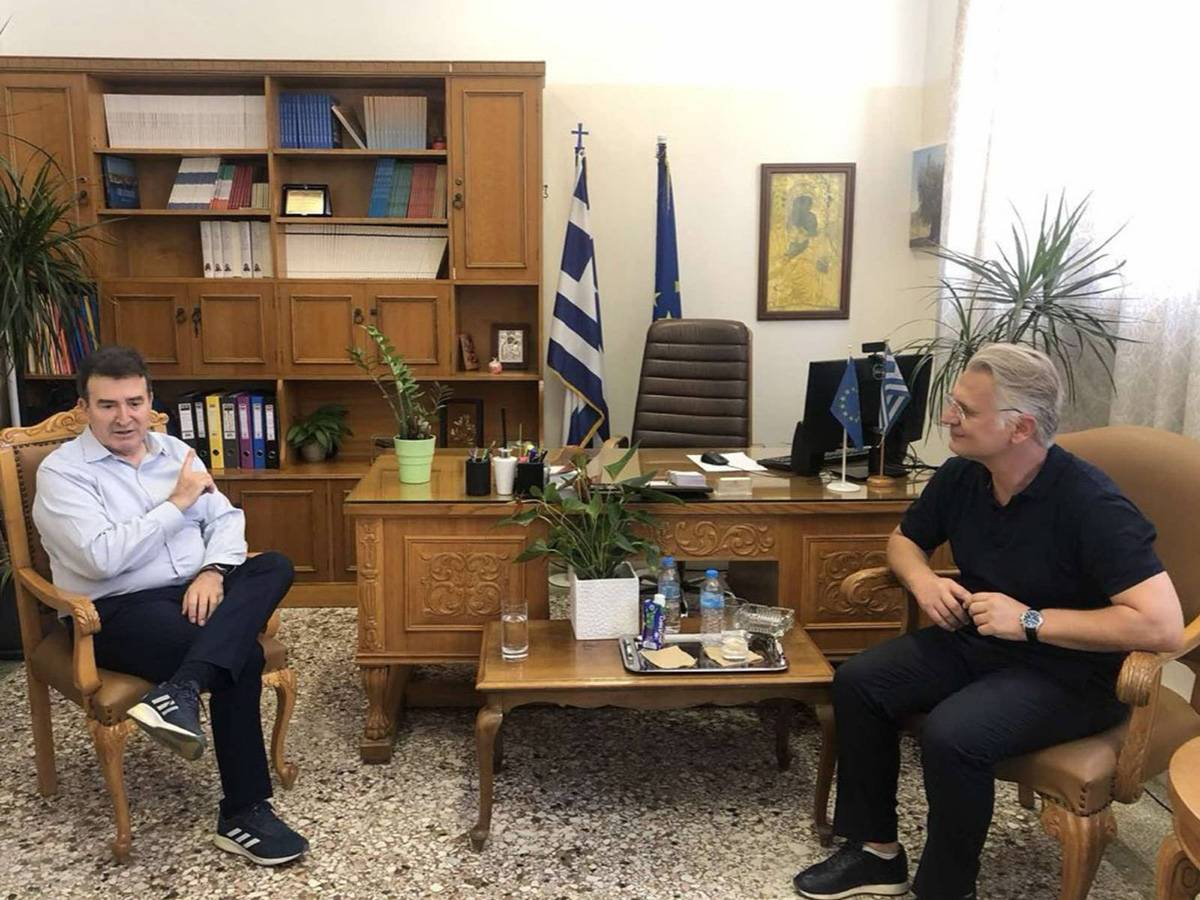 Read more about the article Συνάντηση του Περιφερειάρχη Δημήτρη Πτωχού με τον Υπουργό Προστασίας του Πολίτη Μιχάλη Χρυσοχοΐδη | «Επίκεντρο η Ασφάλεια για Ανάπτυξη και Ευημερία»