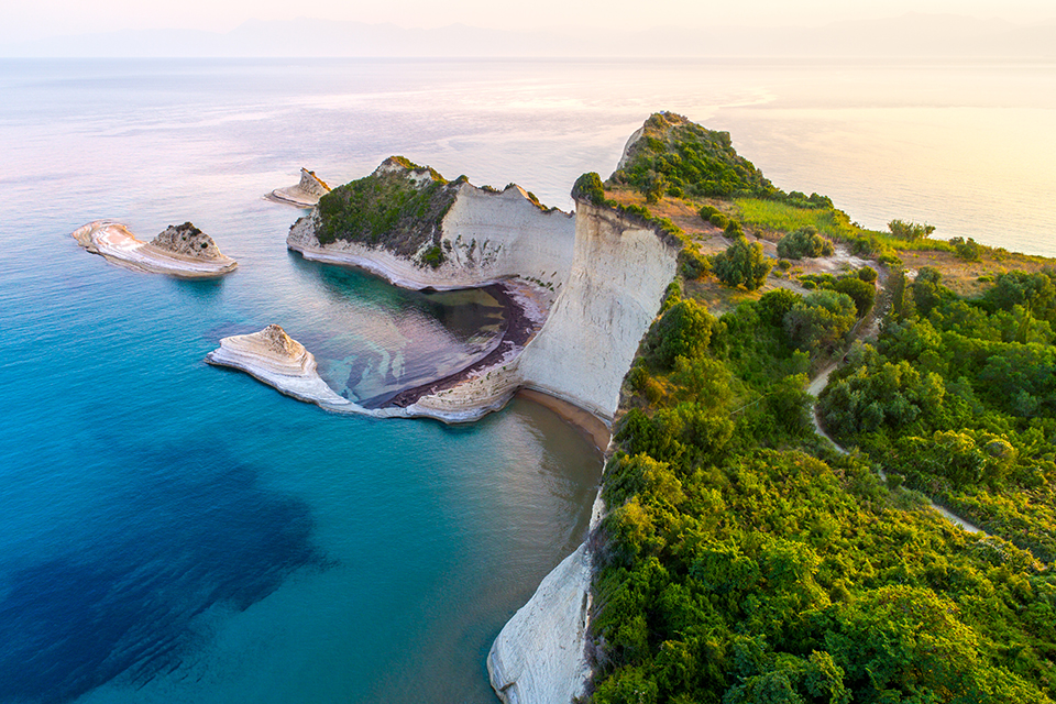 You are currently viewing Νησιά: Κίνδυνος λειψυδρίας με την κλιματική κρίση και τον υπερβάλλοντα τουρισμό για την δυναμική τους να κάνουν την κατάσταση ακόμα χειρότερη.
