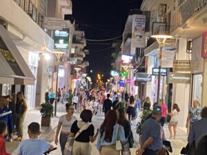 Read more about the article «Λευκές νύχτες Τρίπολης»: Το μεσημέρι βροχή, το βράδυ ψώνια και βόλτες