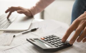 Read more about the article Στη Βουλή το πολυνομοσχέδιο του ΥΠΕΘΟ: Τι αλλάζει σε προσωπική διαφορά, ακατάσχετο και υβριδικά ΙΧ