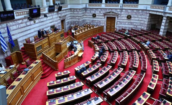 Το θέμα των γυναικοκτονιών στη Βουλή: Βαθύτερη κοινωνική συζήτηση ζητούν οι βουλευτές