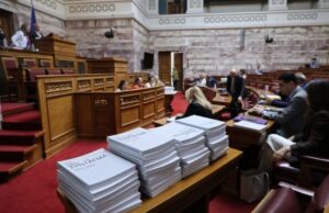 Read more about the article Αναθεώρηση του Συντάγματος: Αντιπαράθεση στη Βουλή για το άρθρο 16 και τις αλλαγές στην ανώτατη εκπαίδευση