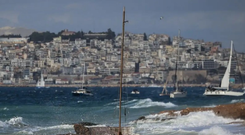 Καιρός: Ισχυρά μελτέμια έως 8 μποφόρ και ζέστη με 36 βαθμούς Κελσίου