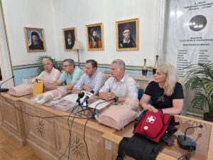 Read more about the article Με επίκεντρο την ανθρώπινη ζωή – Παράδοση απινιδωτή και εκπαιδευτικού εξοπλισμού σε φορείς διάσωσης της Τρίπολης από την Περιφέρεια Πελοποννήσου