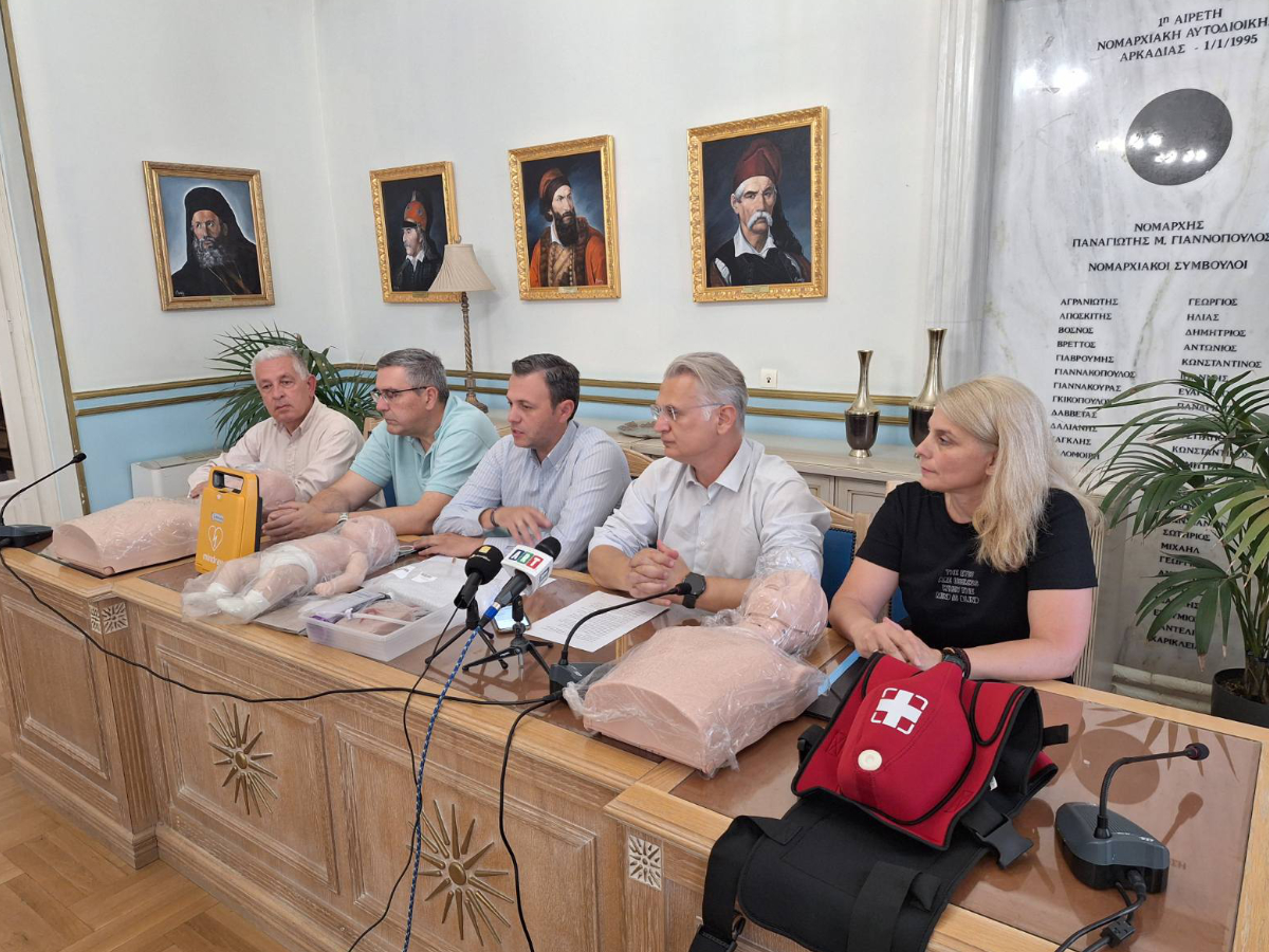 You are currently viewing Με επίκεντρο την ανθρώπινη ζωή – Παράδοση απινιδωτή και εκπαιδευτικού εξοπλισμού σε φορείς διάσωσης της Τρίπολης από την Περιφέρεια Πελοποννήσου