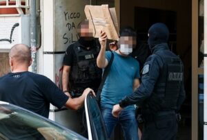 Read more about the article Αιματηρή καταδίωξη στο Άργος: Νέα 24ωρη προθεσμία πήραν οι δύο αστυνομικοί για τον τραυματισμό του 20χρονου