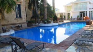 Read more about the article Μάνη: Αυτοκίνητο «βούτηξε» σε πισίνα – Ασφαλείς η οδηγός και το παιδί της