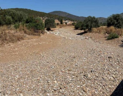 Συνεχίζονται οι εργασίες καθαρισμού ρεμάτων στην ΠΕ Αργολίδας από την Περιφέρεια Πελοποννήσου