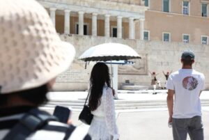 Read more about the article Καύσωνας «72 ωρών»: Πότε και πού αναμένονται 42°C – Τα μέτρα προστασίας και οι συστάσεις του ΕΟΔΥ