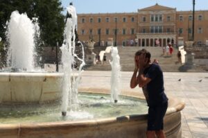 Read more about the article Κορυφώνεται ο καύσωνας: Αποπνικτική ατμόσφαιρα, 42άρια και συναγερμός για φωτιές