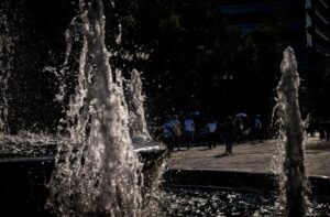 Read more about the article Καύσωνας: Αποπνικτική ατμόσφαιρα με υψηλές θερμοκρασίες σε όλη τη χώρα, οι ειδικοί συνιστούν ιδιαίτερη προσοχή – Αύριο η χειρότερη μέρα