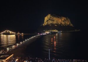 Read more about the article Δημήτρης Πτωχός: «Τα μνημεία διαφυλάσσουν την ιστορία. Η δική μας ευθύνη είναι να τους δίνουμε μέλλον» – Με φόντο την επέτειο της Απελευθέρωσης φωταγωγήθηκε ο Βράχος της Μονεμβασιάς