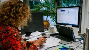 Read more about the article Τέλος σε 25 βασικά δικαιολογητικά: Με μία υπεύθυνη δήλωση απλοποιείται το 40% των συναλλαγών με το Δημόσιο, δείτε παραδείγματα