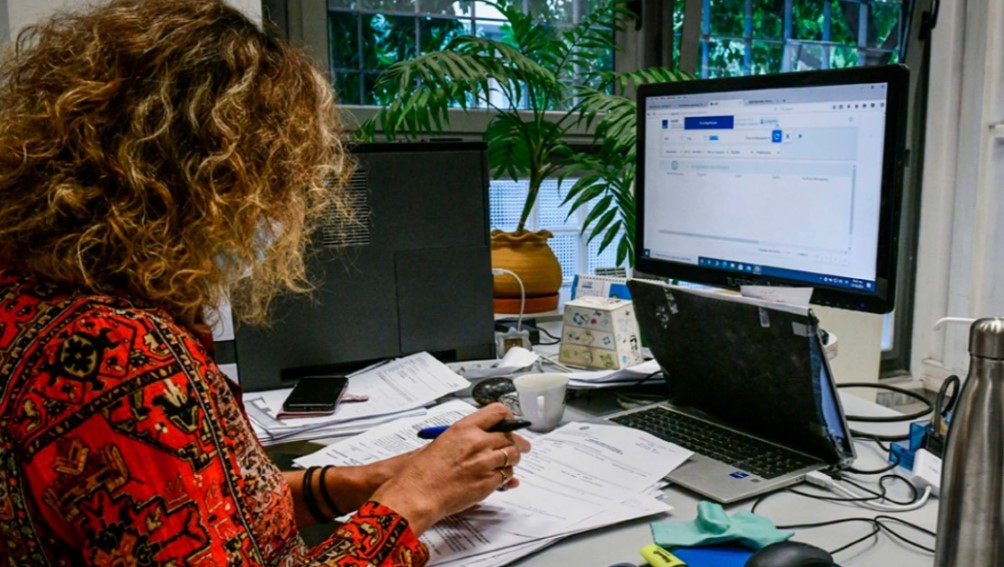 Read more about the article Τέλος σε 25 βασικά δικαιολογητικά: Με μία υπεύθυνη δήλωση απλοποιείται το 40% των συναλλαγών με το Δημόσιο, δείτε παραδείγματα