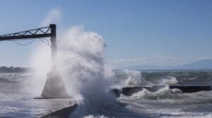 Read more about the article Καιρός: Στο «κόκκινο» για 48 ώρες η χώρα με θυελλώδεις ανέμους έως 9 μποφόρ – Στα 100 χλμ φτάνουν οι ριπές