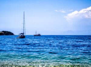 Read more about the article Καιρός: «Καμίνι» η χώρα, μελτέμια έως 8 μποφόρ 