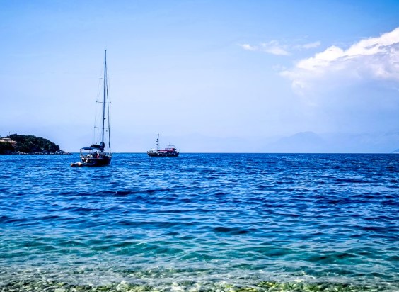 Read more about the article Καιρός: «Καμίνι» η χώρα, μελτέμια έως 8 μποφόρ 