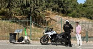 Read more about the article Τα πατίνια στο σφυρί λόγω προστίμων, ασφάλισης και κράνους: Γονείς που τα αγόρασαν στα παιδιά τους, τώρα τα πουλάνε