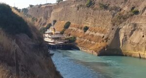 Read more about the article Η στιγμή που superyacht αξίας 50 εκατ. ευρώ χτυπά στα τοιχώματα του Ισθμού της Κορίνθου – Δείτε βίντεο