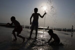 Read more about the article Στο «κόκκινο» ο υδράργυρος: Έως 39°C τις επόμενες ημέρες, πού θα χτυπήσει η ζέστη 