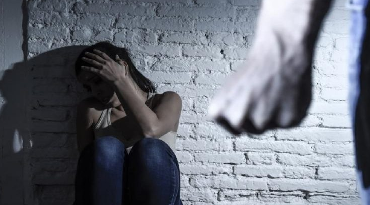 Ενδοοικογενειακή βία: 35.000 συλλήψεις σε ένα χρόνο – 14.000 πήραν το δρόμο της δικαιοσύνης