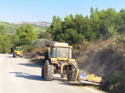 Σε εξέλιξη εκτεταμένοι καθαρισμοί σε 90 χλμ. οδικού δικτύου της Κορινθίας από την Περιφέρεια Πελοποννήσου