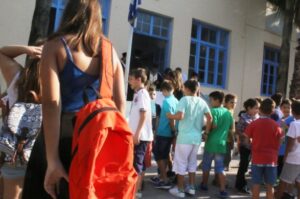 Read more about the article Σχολεία: Αντίστροφη μέτρηση για το πρώτο κουδούνι – Όλα όσα πρέπει να γνωρίζουν μαθητές και γονείς