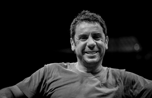 Θρήνος για τον Γιώργο Μαζωνάκη: «Μια ζωή έξω από τα καλούπια» – Ο καλλιτεχνικός και πολιτικός κόσμος αποχαιρετά το «καλό παιδί της νύχτας»