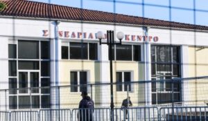 Read more about the article Τέμπη: Σε φορτισμένο κλίμα η δίκη με καταθέσεις συγγενών των θυμάτων – Καταγγέλλουν παραλείψεις