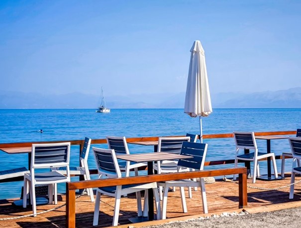 Καιρός: Αποκαλόκαιρο με άνοδο της θερμοκρασίας – Πού επιμένουν οι καταιγίδες 