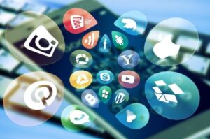 Read more about the article Κομισιόν: «Μπλόκο» στα social media για παιδιά κάτω των 13 ετων – «Μίνι λογαριασμοί» με γονικό έλεγχο έως τα 15