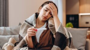 Read more about the article Γιατί δεν κάνουν όλοι πυρετό μετά τον εμβολιασμό τους; Ο παράγοντας που καθορίζει τις παρενέργειες