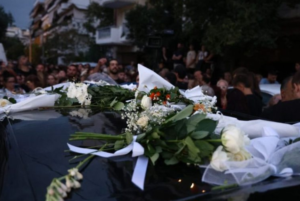 Read more about the article Το τελευταίο αντίο στον Γιώργο Μαζωνάκη: Πλήθος κόσμου συρρέει στην «παλιά του γειτονιά» – Ολονυχτία με δάκρυα και τραγούδι