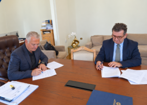 Read more about the article Αναβαθμίζεται το Γήπεδο Νέας Κίου | Υπεγράφη η Προγραμματική Σύμβαση για νέες κερκίδες και αποδυτήρια από τον Περιφερειάρχη Δημήτρη Πτωχό και τον Δήμαρχο Ιωάννη Μαλτέζο