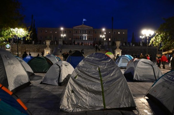 Έστησαν σκηνές οι φοιτητές στο Σύνταγμα: Διαμαρτύρονται για το υψηλό κόστος σπουδών και τη φοιτητική στέγη