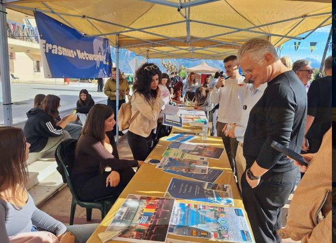 You are currently viewing ErasmusDays Festival 2026 στην Κόρινθο | Δημήτρης Πτωχός προς τους νέους: «Αφήστε τα όνειρά σας να ξεπεράσουν τους φόβους σας» (Βίντεο)