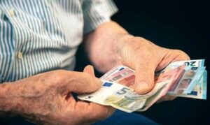 Read more about the article Επίδομα 400 ευρώ για συνταξιούχους: Ποιοι είναι δικαιούχοι, ποιοι μένουν εκτός και πότε πληρώνεται