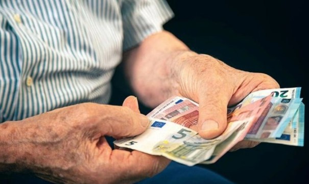 You are currently viewing Επίδομα 400 ευρώ για συνταξιούχους: Ποιοι είναι δικαιούχοι, ποιοι μένουν εκτός και πότε πληρώνεται