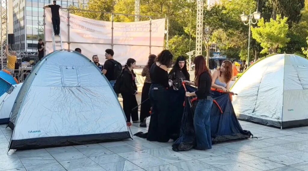 Φοιτητές στήνουν ξανά σκηνές στο Σύνταγμα, δείτε βίντεο και φωτογραφίες